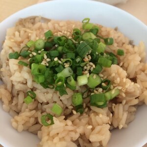 ごま油香る♪しめじと鶏肉の中華炊き込みご飯☆